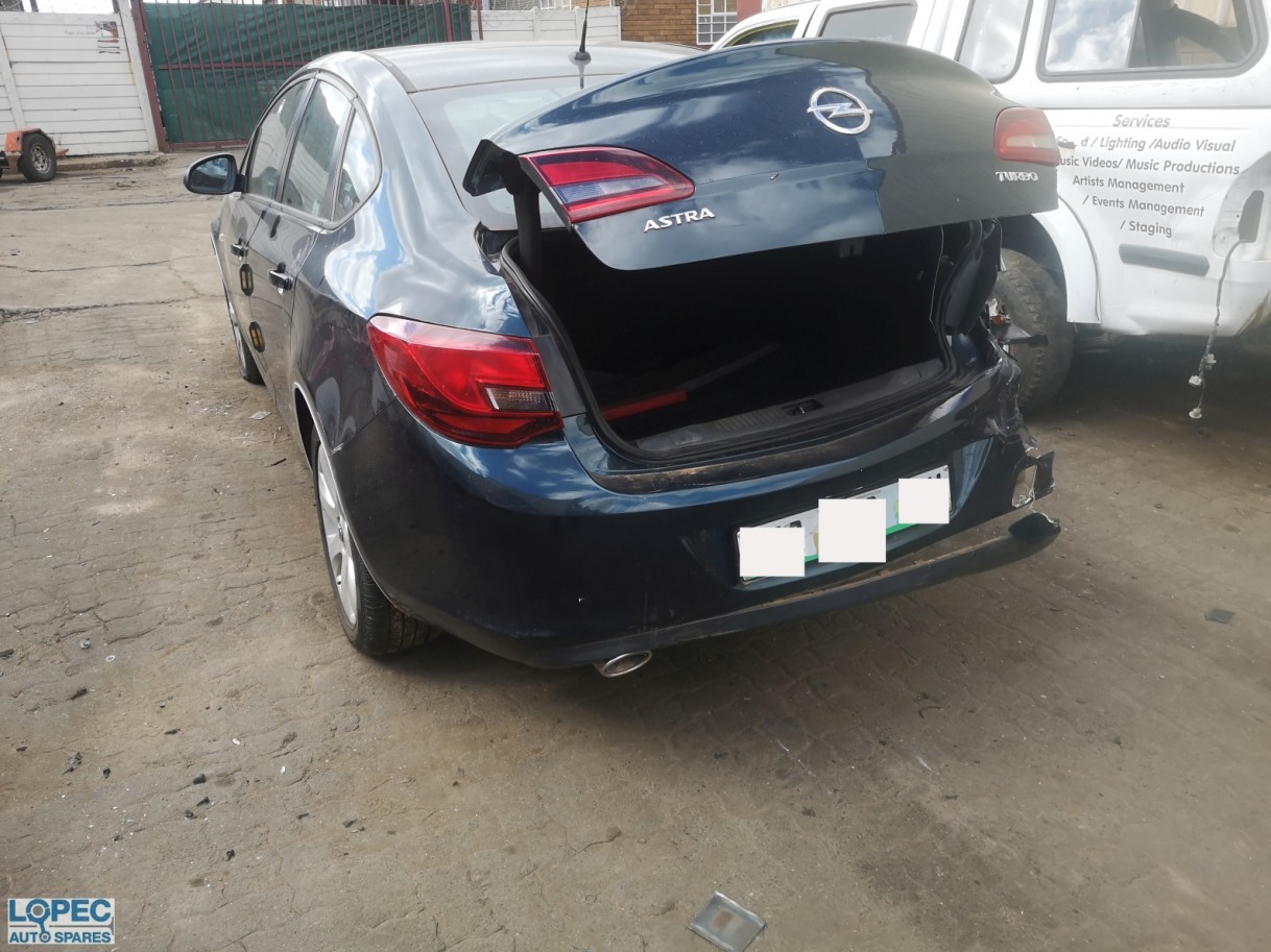 Opel  Astra J 1.4T Sedan 